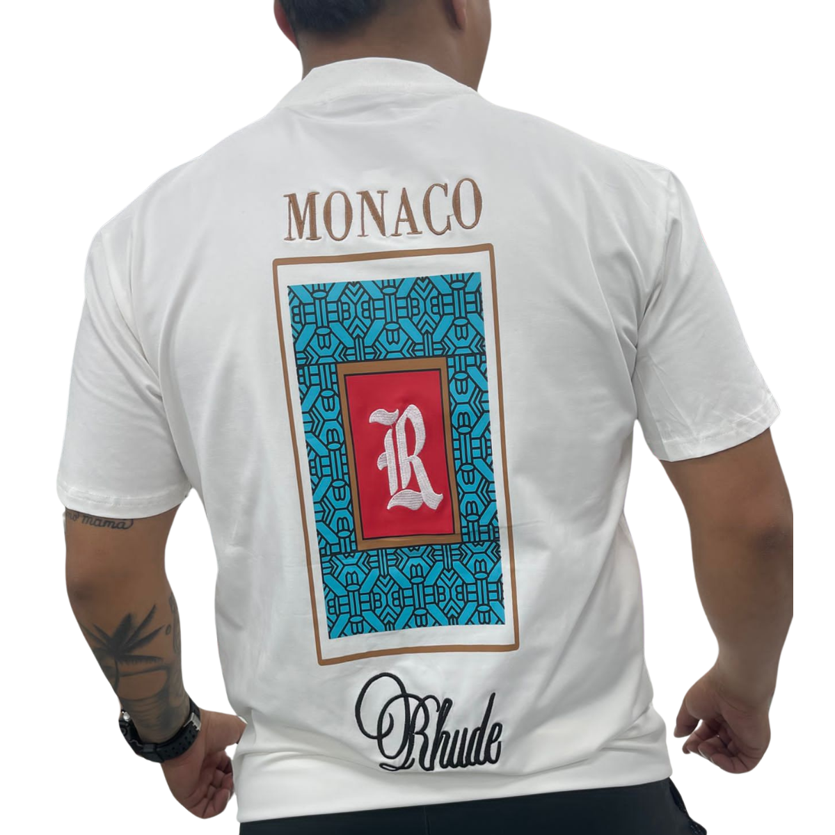 Comprar Camiseta Monaco Rhude Playera Hombre en Onlineshoppingcenterg. Si estás buscando comprar camiseta Monaco Rhude playera hombre, en Onlineshoppingcenterg encontrarás las mejores opciones de esta marca de lujo, conocida por su estilo moderno y urbano. Aquí podrás obtener una camiseta Rhude auténtica para elevar tu estilo, con la garantía de calidad y originalidad.  ¿Por Qué Elegir una Camiseta Monaco Rhude para Hombre? Las camisetas Rhude son famosas por su diseño innovador y su calidad. La marca Rhude ha ganado popularidad por combinar el estilo urbano con elementos de lujo, brindando a quienes la usan una imagen única y actual. Esta ropa Rhude es perfecta para quienes quieren destacar y expresar su personalidad a través de su vestimenta.  Beneficios de Comprar una Camiseta Monaco Rhude. Diseño Exclusivo: Rhude se caracteriza por sus diseños únicos, inspirados en la moda callejera de alta calidad. Calidad Superior: Las camisetas Rhude están hechas con materiales premium, lo que garantiza su durabilidad. Estilo Versátil: Las camisetas Rhude para hombre pueden combinarse fácilmente con otros estilos de ropa, desde jeans hasta shorts y chaquetas. Preguntas Frecuentes sobre la Camiseta Monaco Rhude 1. ¿De Dónde Es Rhude? Rhude es una marca de moda de lujo con sede en Los Ángeles, Estados Unidos. Fundada por el diseñador Rhuigi Villaseñor, Rhude ha ganado reconocimiento mundial por su enfoque en la moda callejera con un toque sofisticado y de alta calidad.